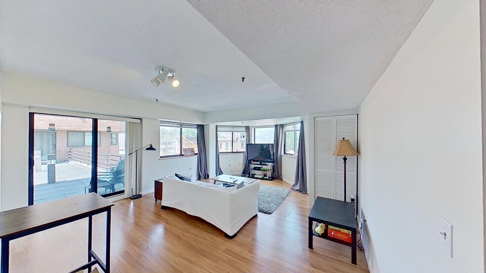 Primary Photo - 147 Kelton St