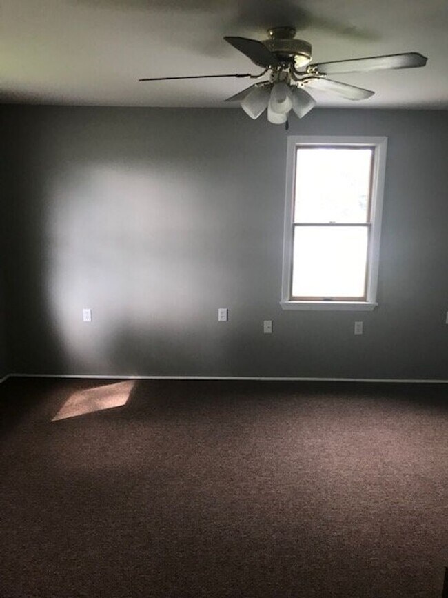 Building Photo - 43 Fisherville Rd