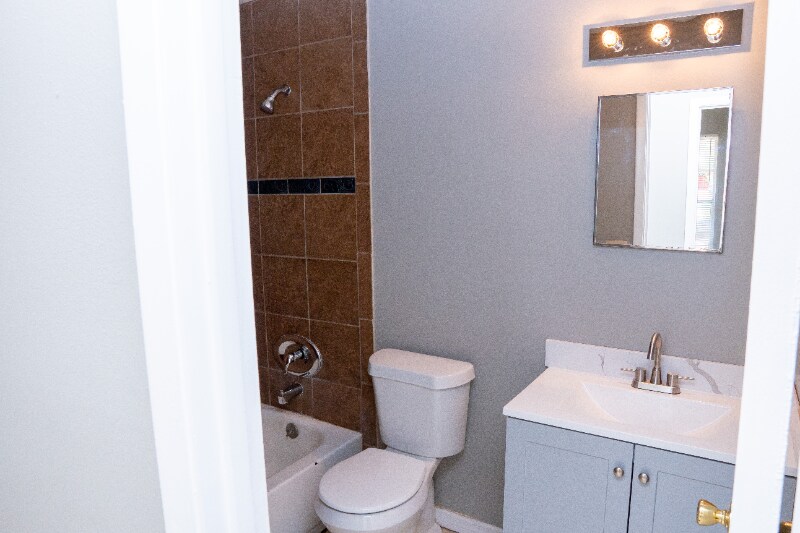 Building Photo - 434 W 17th St