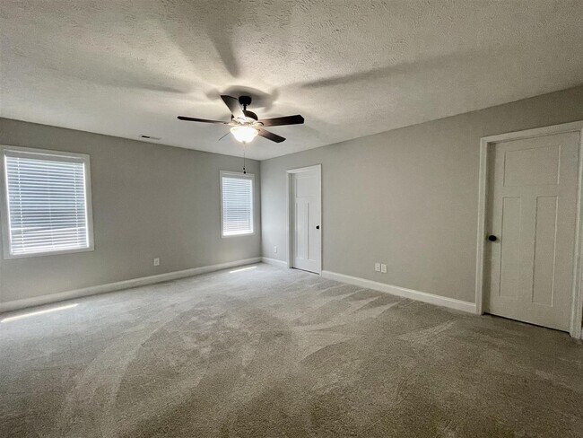 Building Photo - 80 Lake View Dr E