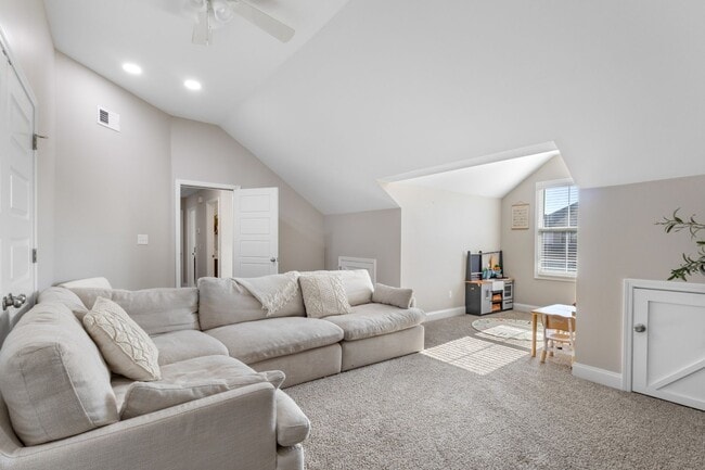 Building Photo - 5 Bedroom Pet Friendly Home For Rent!