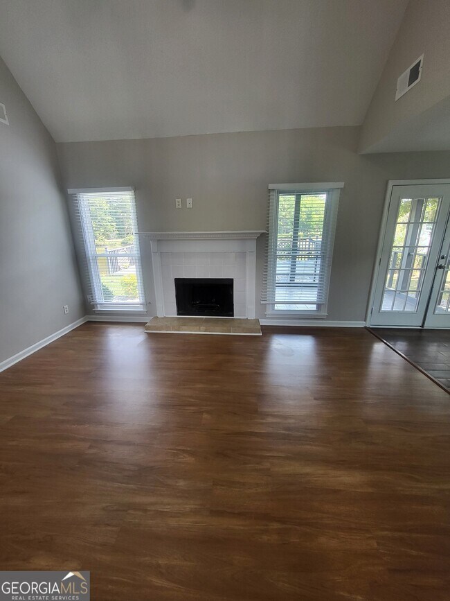 Building Photo - 7700 Lakeshore Ct
