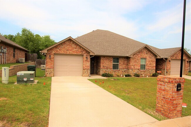 Building Photo - Beautiful 2 Bedroom, 2 Bathroom Townhome in South Tyler – Whitehouse ISD!