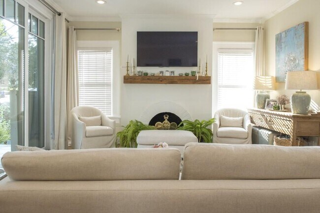 Building Photo - 801 Durant Pl NE