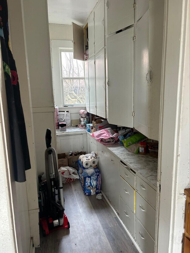 Building Photo - PRELEASE: Spacious 5+ bdrm/2 bath in York Neighborhood