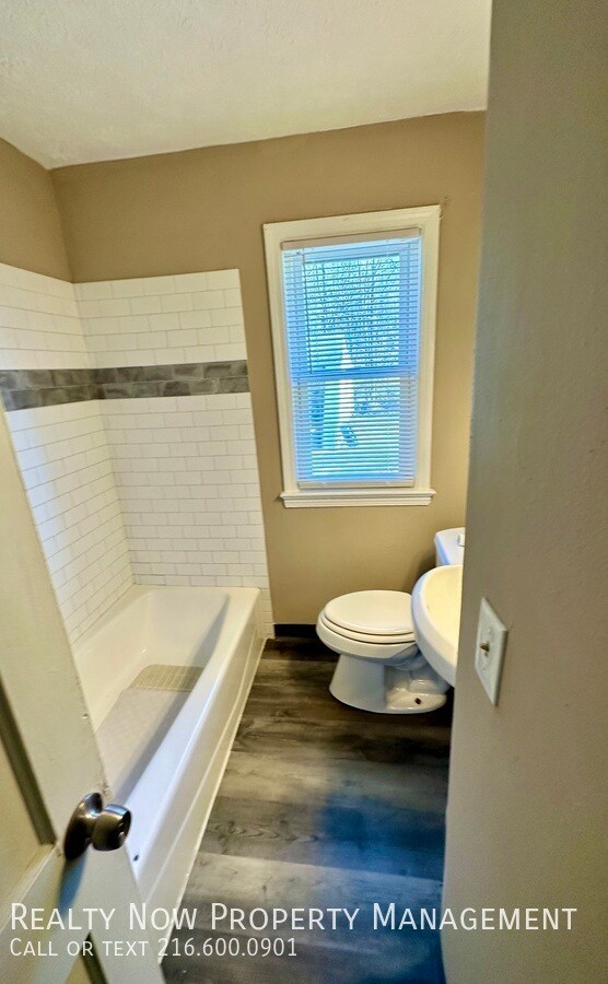 Building Photo - 5329 Vine St