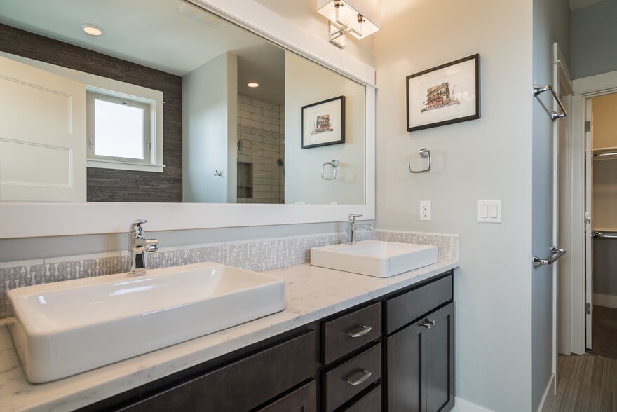 primary bathroom - 1605 SE Yukon St