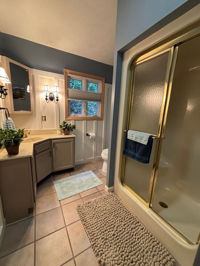 Building Photo - Beautiful 4 Bedroom Home In Mt. Lebanon!