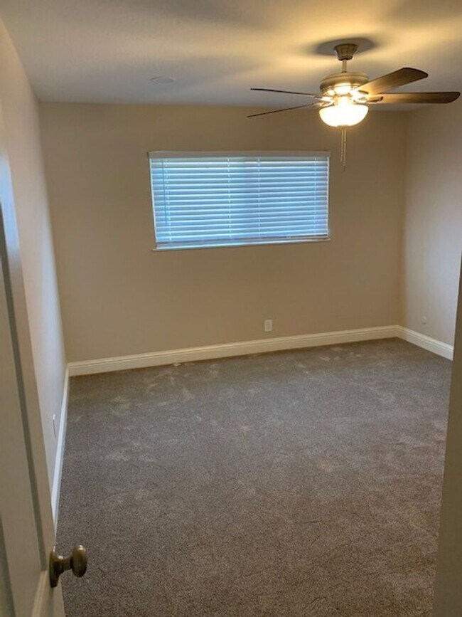 Building Photo - 3 Bedroom 2 Bath Home