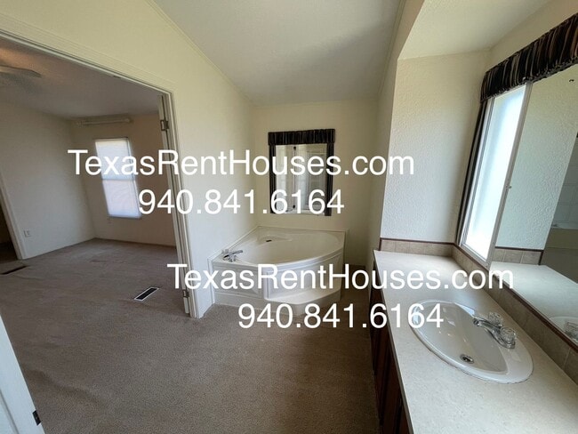 Building Photo - Horse Lovers Dream ? Country Living Near T...