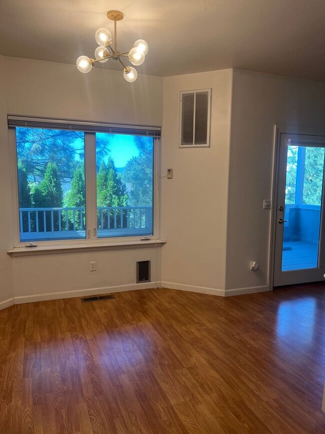 Building Photo - 2 Bedroom 2.5 Bath House