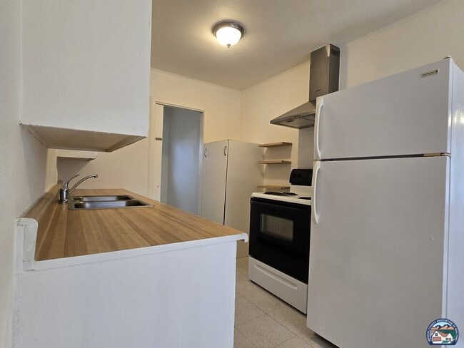 Building Photo - 1018 W Commercial Ave