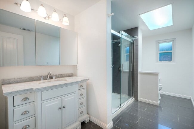 Building Photo - Beautifully Renovated 3-Bedroom Home with ...