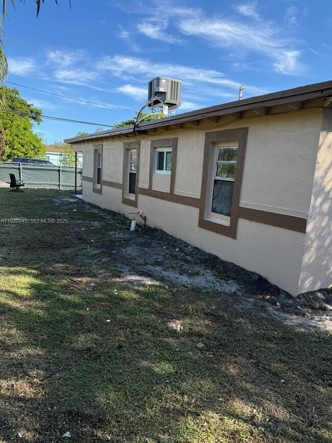 Building Photo - 631 NW 17th Ave