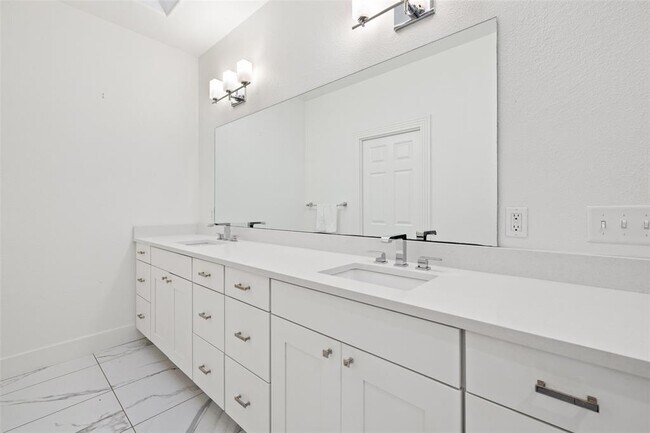 Building Photo - 8 Glen Rock Dr
