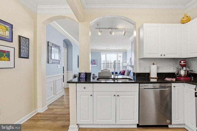 Building Photo - 27 Booth St