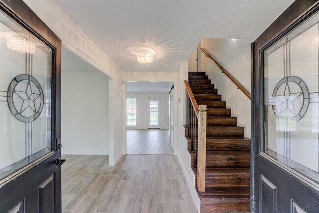 Building Photo - 560 Landfall Ln
