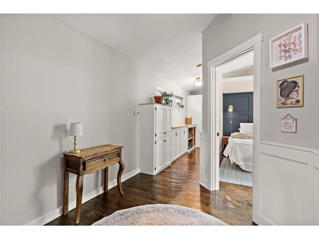 Building Photo - 206 5th St S