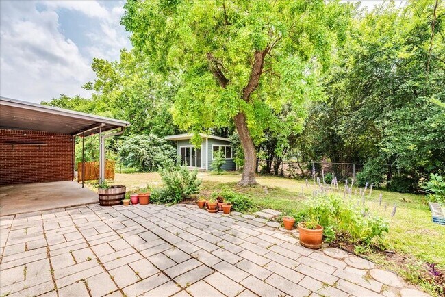 Building Photo - 5614 Delwood Dr