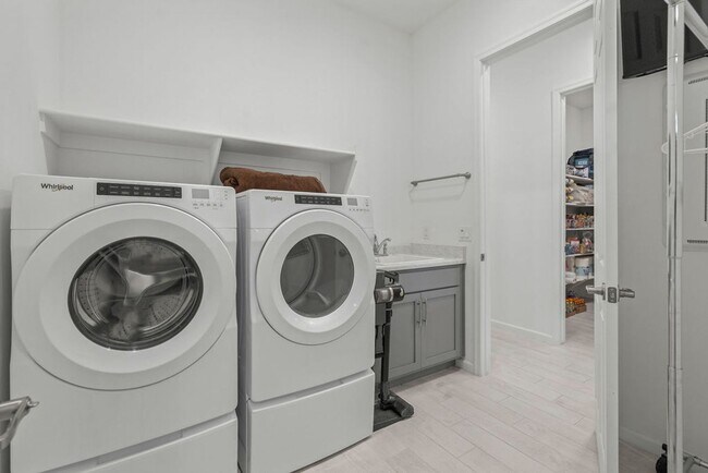 Building Photo - Newer Single Story 5 Bedroom 3 Bath Home in Vail