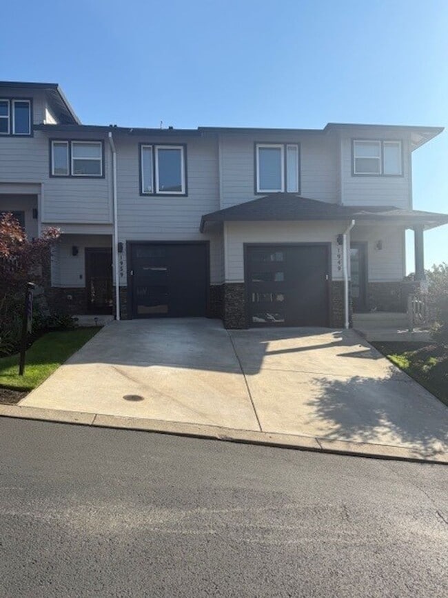 Building Photo - $500 OFF!! Newer South Salem Townhome - 2 ...