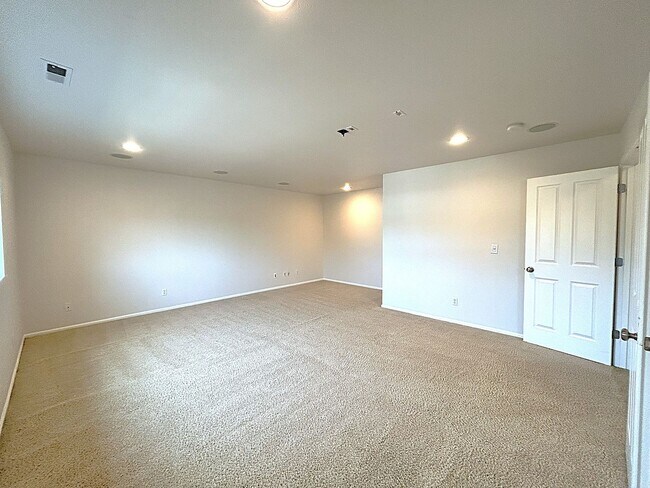Building Photo - Beautifully appointed 4-Bedroom 2-bathroom...