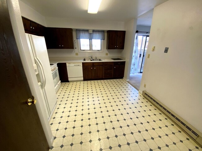 Building Photo - 3 Bedroom, 1.5 Bathroom Townhouse Next to High School and Middle School