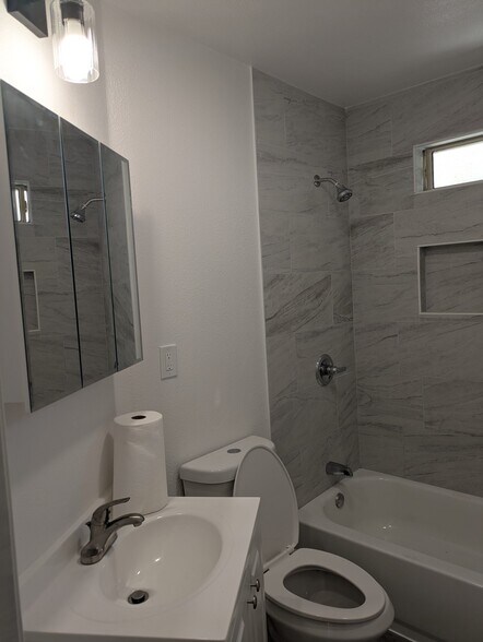 Building Photo - 1513 E 106th St