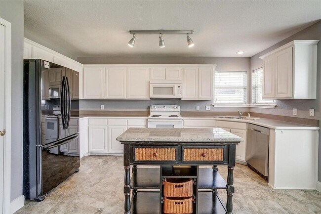 Building Photo - 578 Tanglewood Dr