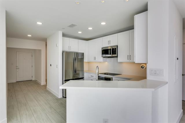 Building Photo - 500 Throckmorton St