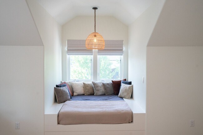 Building Photo - Newly Professionally Designed Home Westsid...