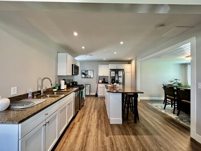 Building Photo - Quaint 4 Bedroom furnished Ranch Home in Mason Ohio