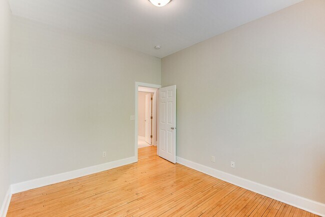 Building Photo - Recently Renovated 4-Bed Close to Macalester, St Thomas, Concordia & St Kate's!