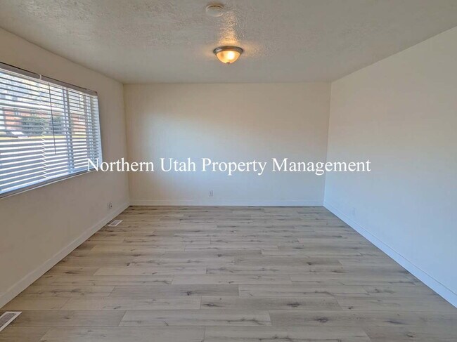 Building Photo - 3 Bed 1 Bath with HVAC