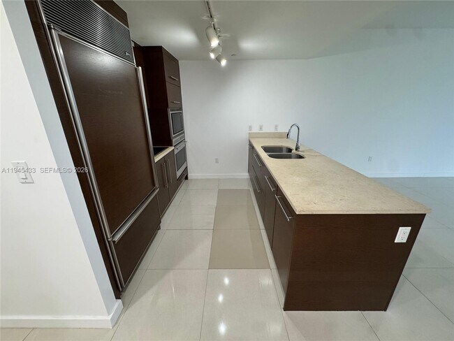 Building Photo - 475 Brickell Ave