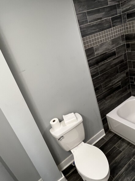 Spacious Bath - 1524 S Hicks St