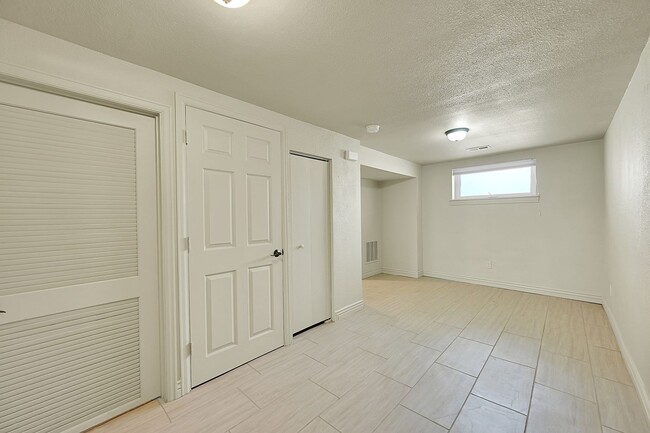 Building Photo - Nestled in DT OCC- Updated 2 bed 1 bath, w...