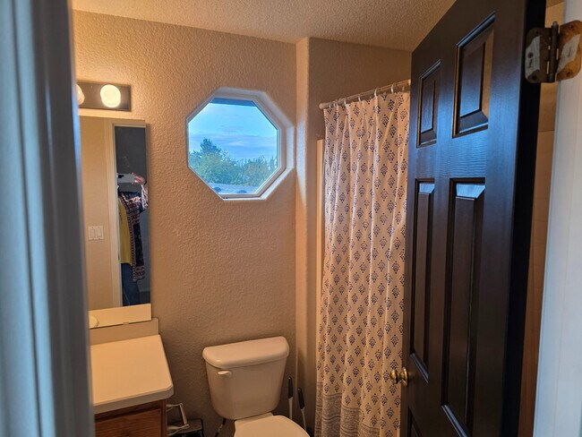 Building Photo - 725 NE Negus Pl