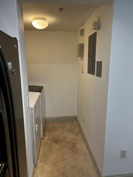 Building Photo - 1011 Villa Ln