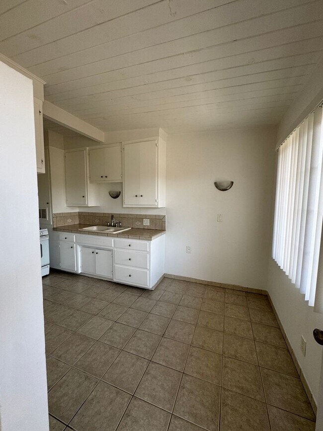Building Photo - Comfortable 1-Bedroom in Gardena with Park...