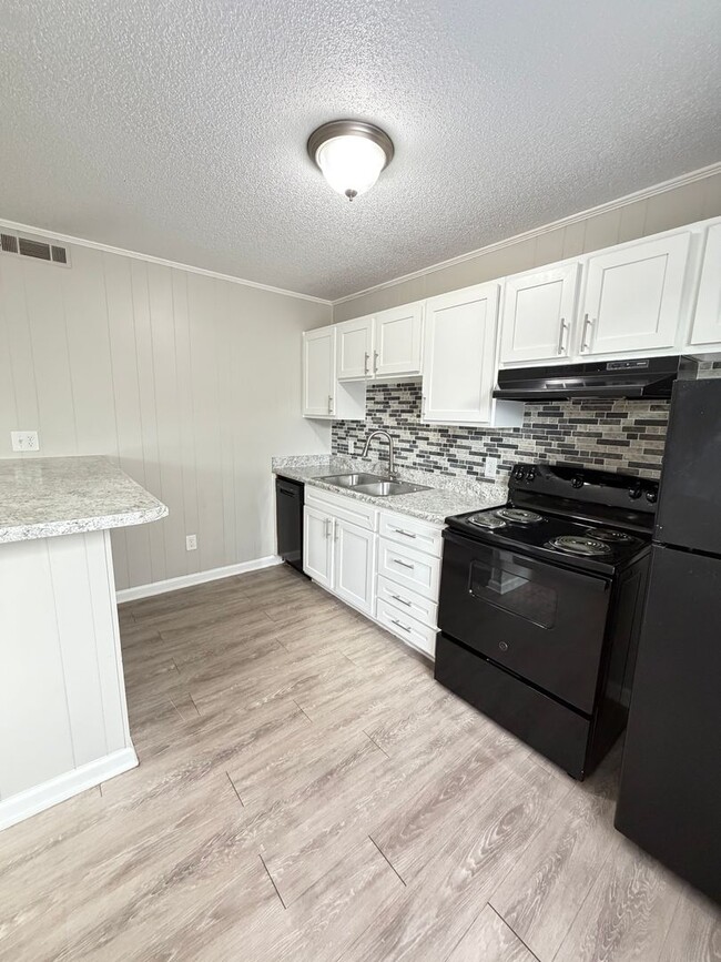 Building Photo - Oxford-2 Bedrooms