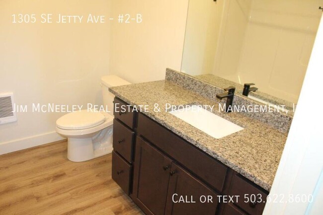 Building Photo - Upper level 2 bed/ 1 bath w/ 1 Assigned Pa...