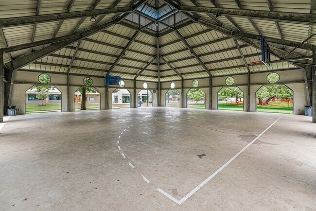 Building Photo - 602 Crestwood Dr