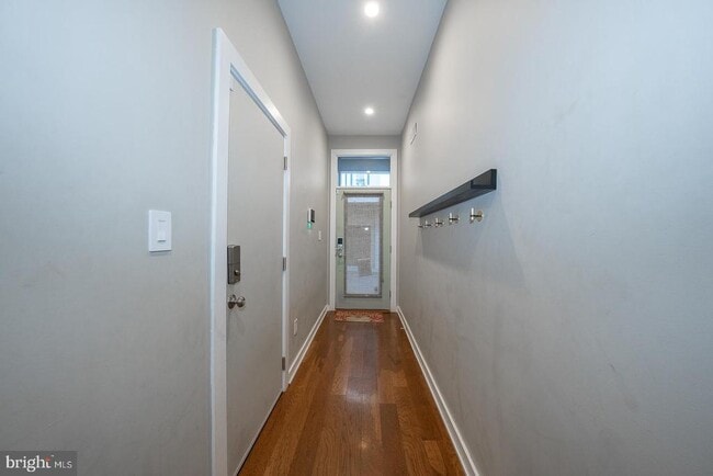 Building Photo - 1326 N Mascher St