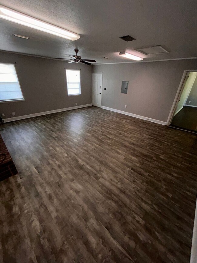 Building Photo - 302 Briarhill Rd