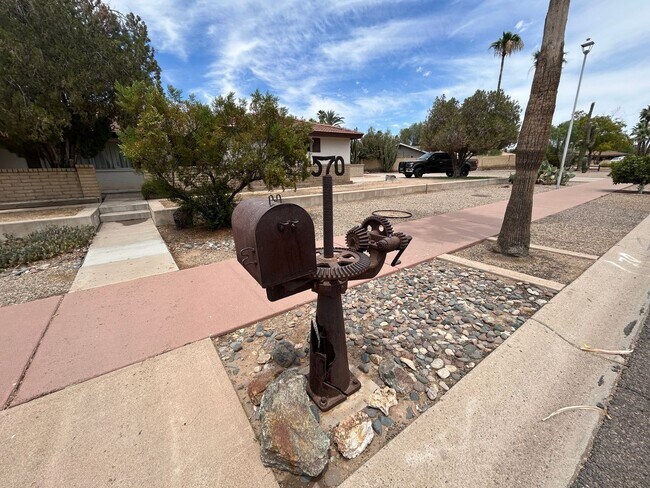 Building Photo - 570 N Villa Nueva Dr
