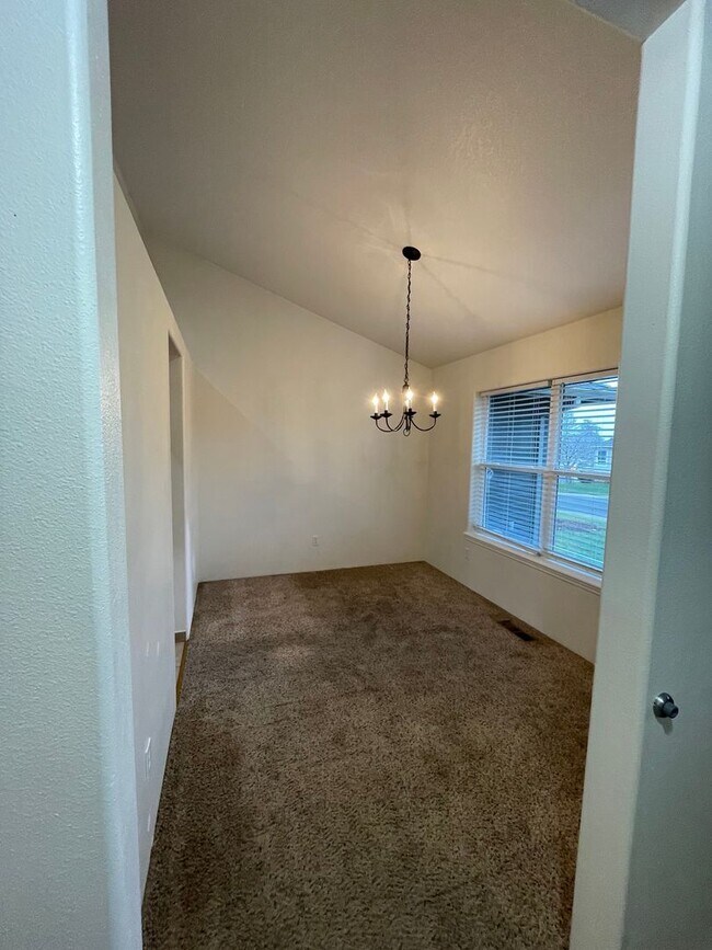 Building Photo - East Medford 3 Bedroom 2 Bathroom w/Large 2 car garage - Single Level