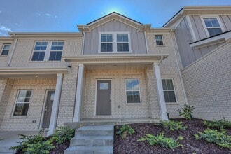 Building Photo - New Townhome- Heart of Gallatin