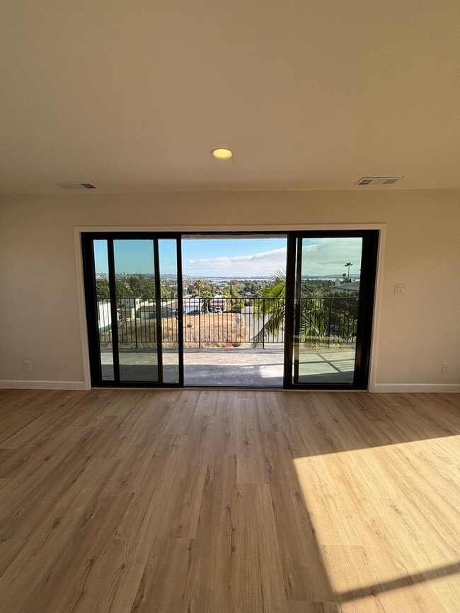 Building Photo - 2 Bed 1 Bath Apartment for Rent in Pacific...