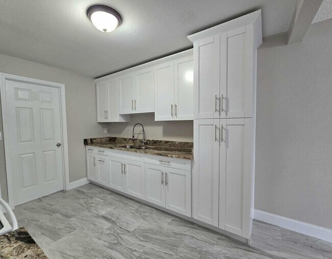 Building Photo - NEWLY RENOVATED 3 Bedroom 1.5 Bath now for...